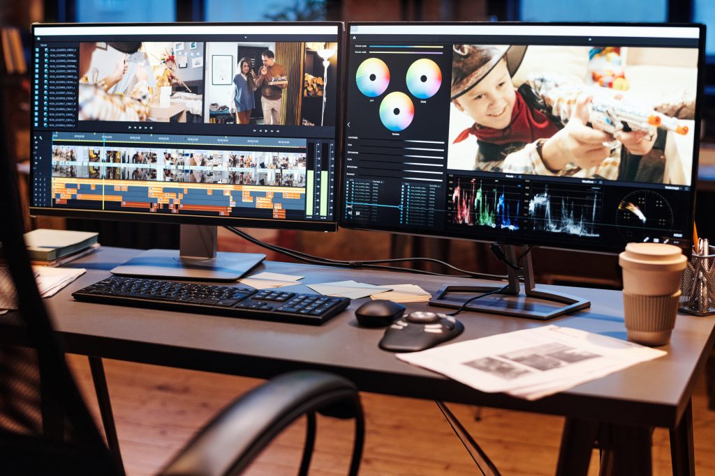 Espace de travail avec ordinateur pour le montage vidéo